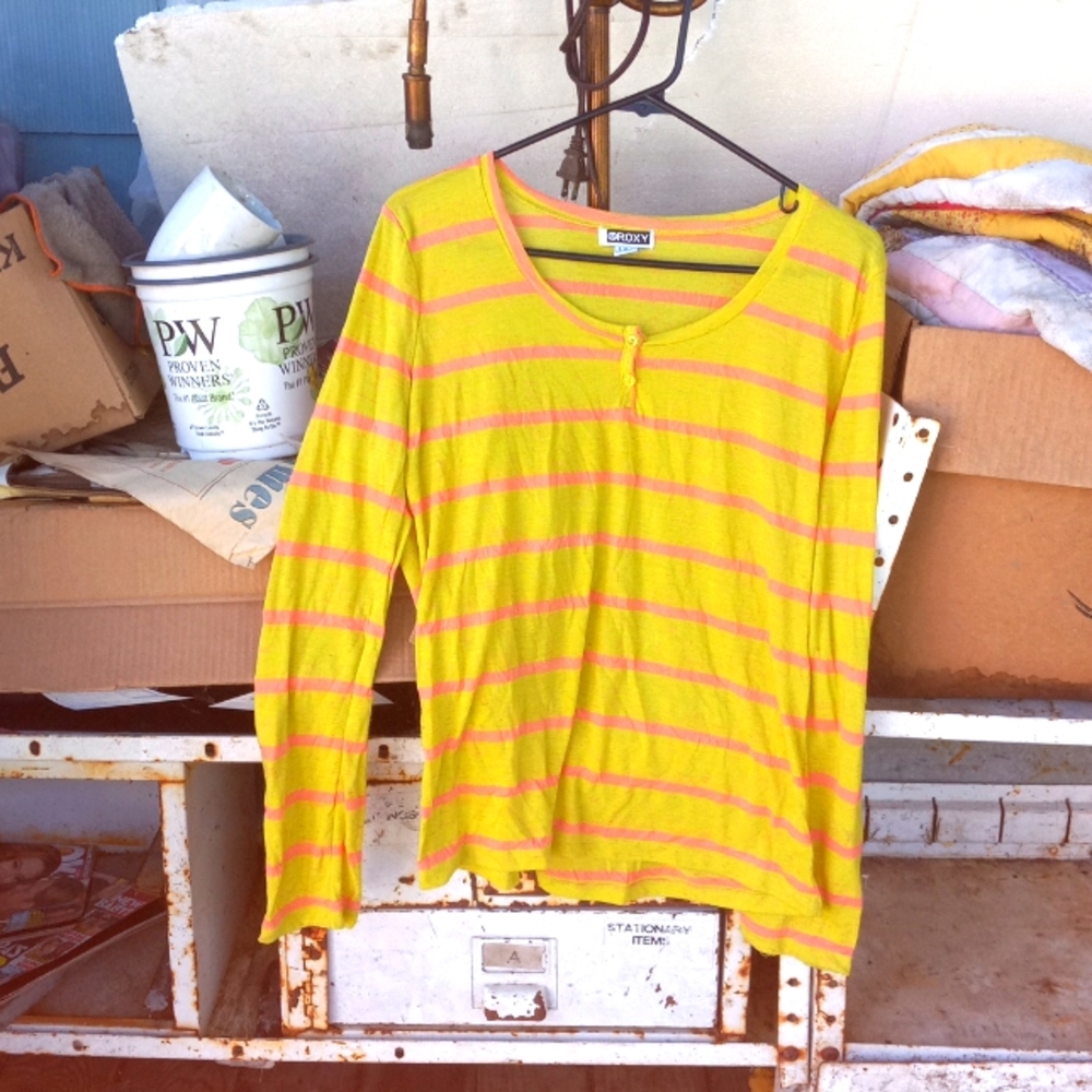 Roxy brand women size large long sleeve shirt